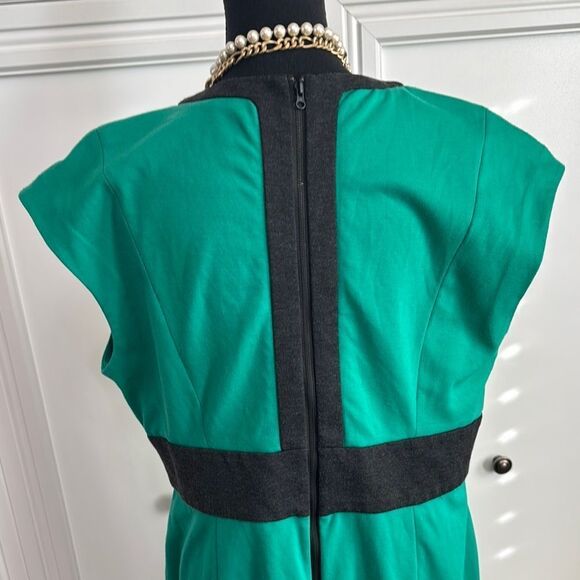 Narciso Rodriguez Green and Black Sheath Dress with Dolman Cap Sleeves - Picture 4 of 7